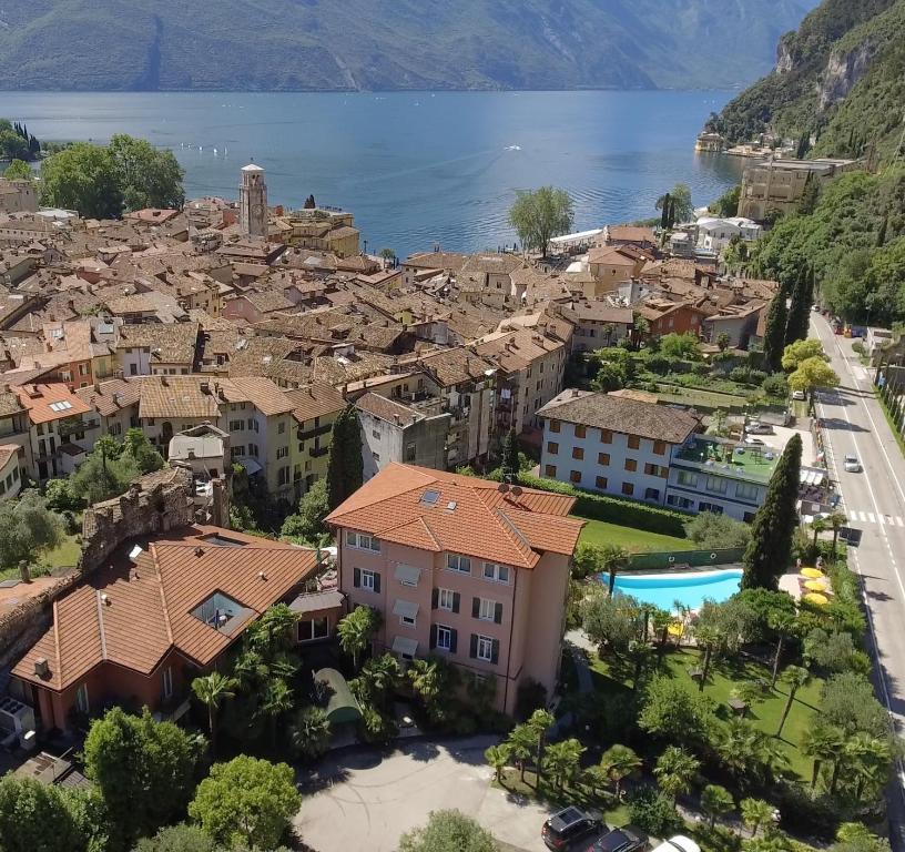 - une vue sur une petite ville au bord de l'eau dans l'établissement Villa Miravalle, à Riva del Garda