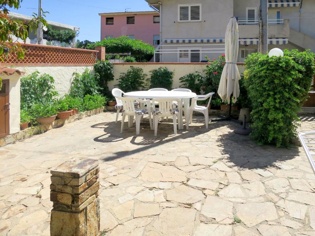 Κήπος έξω από το Holiday Home La Caletta - TTA100 by Interhome