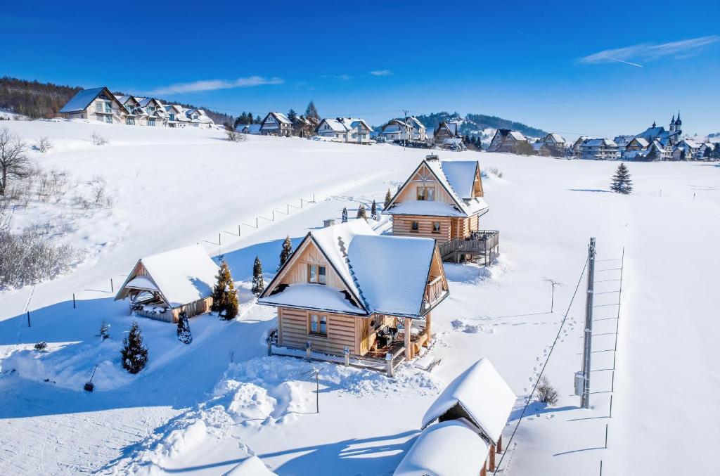 uma vista aérea de uma cabina na neve em Domki w Mizernej 38, Czorsztyn , Pieniny, Szczawnica em Kluszkowce