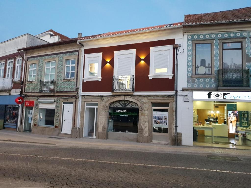 un edificio sul lato di una strada di Henriqueta Maia Suits a Ílhavo