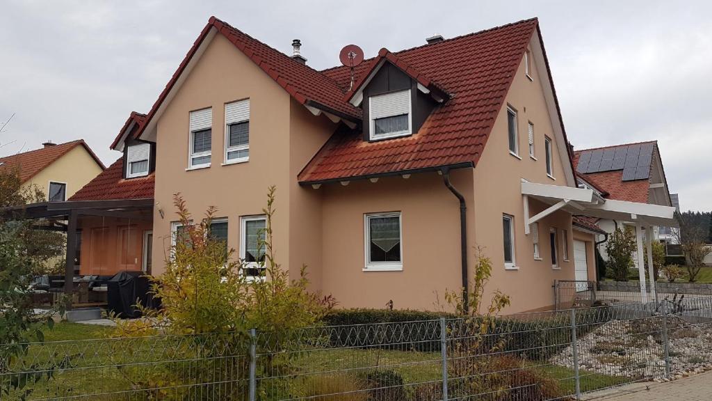 ein Haus mit rotem Dach in der Unterkunft Ferienwohnung Am Kapellenäcker in Neumarkt in der Oberpfalz