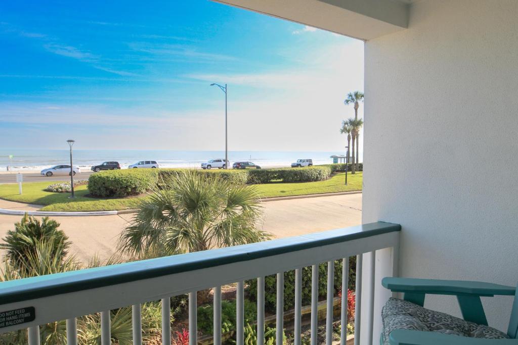 einen Balkon mit Blick auf den Strand in der Unterkunft Beachfront View Condo at Casa Del Mar in Galveston