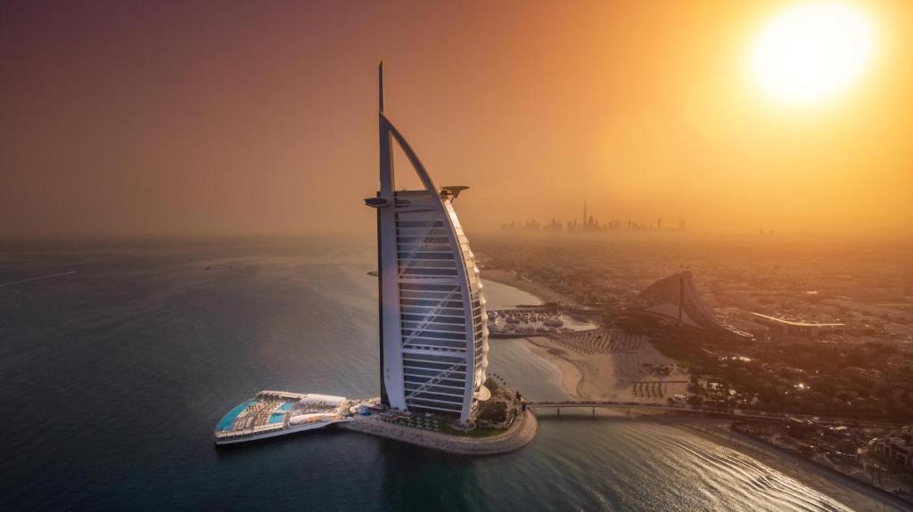 widok z powietrza na budynek burj al arab w obiekcie Golden Star Hotel w Dubaju