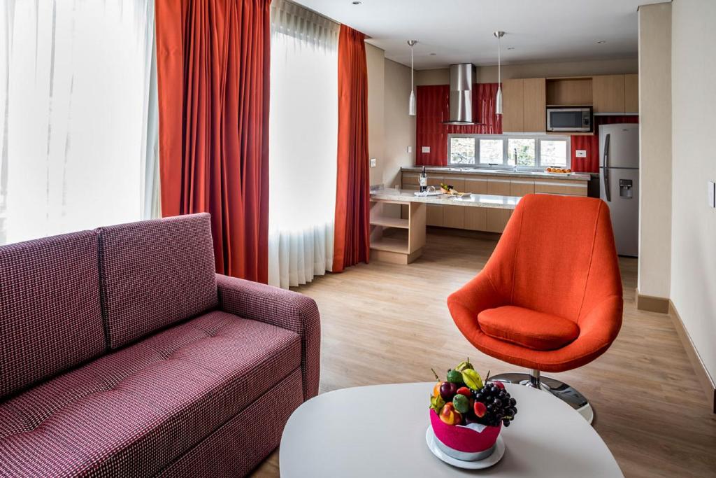 Eldhús eða eldhúskrókur á Apartamentos Plaza Suites