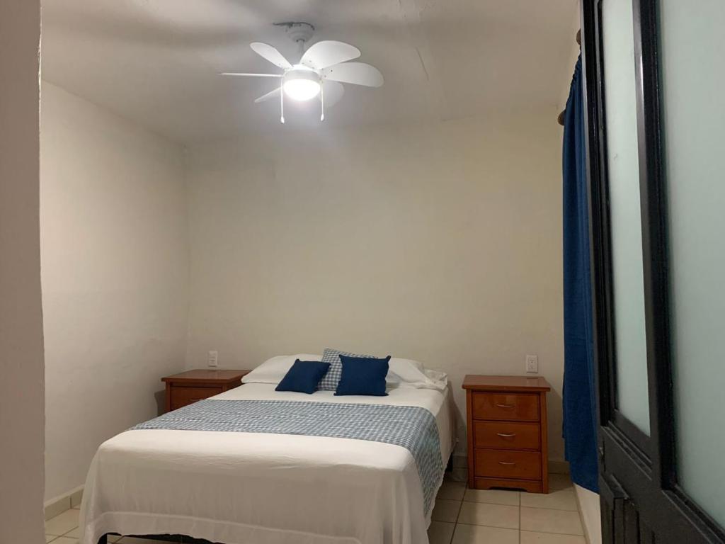 Schlafzimmer mit einem Bett und einem Deckenventilator in der Unterkunft Posada San Jose - Tequila Centro in Tequila