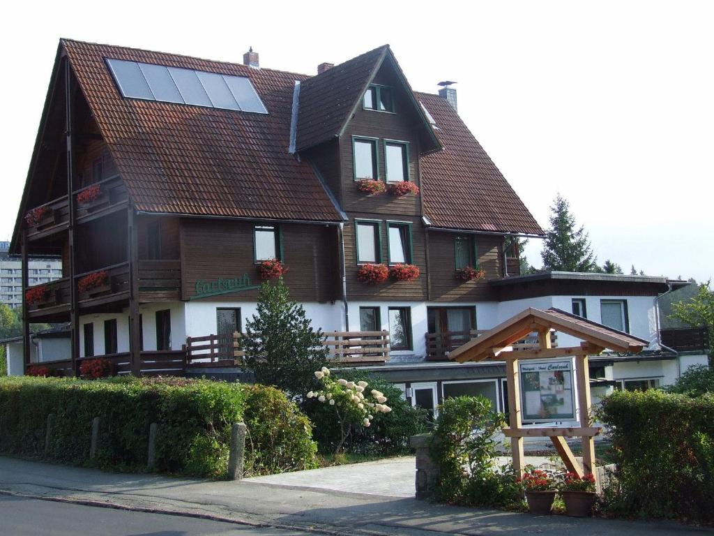 Una casa grande con paneles solares. en Hotel Carlsruh, en Braunlage