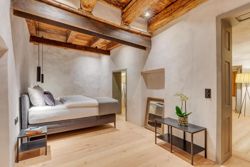 Una cama o camas en una habitación de Boutiquehotel Rattenberg