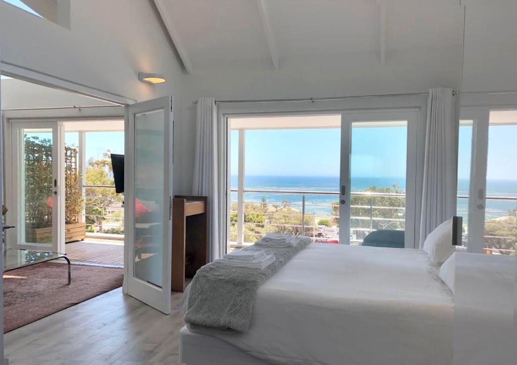 Ліжко або ліжка в номері Camps Bay Loft with Stunning Mountain and Ocean Views