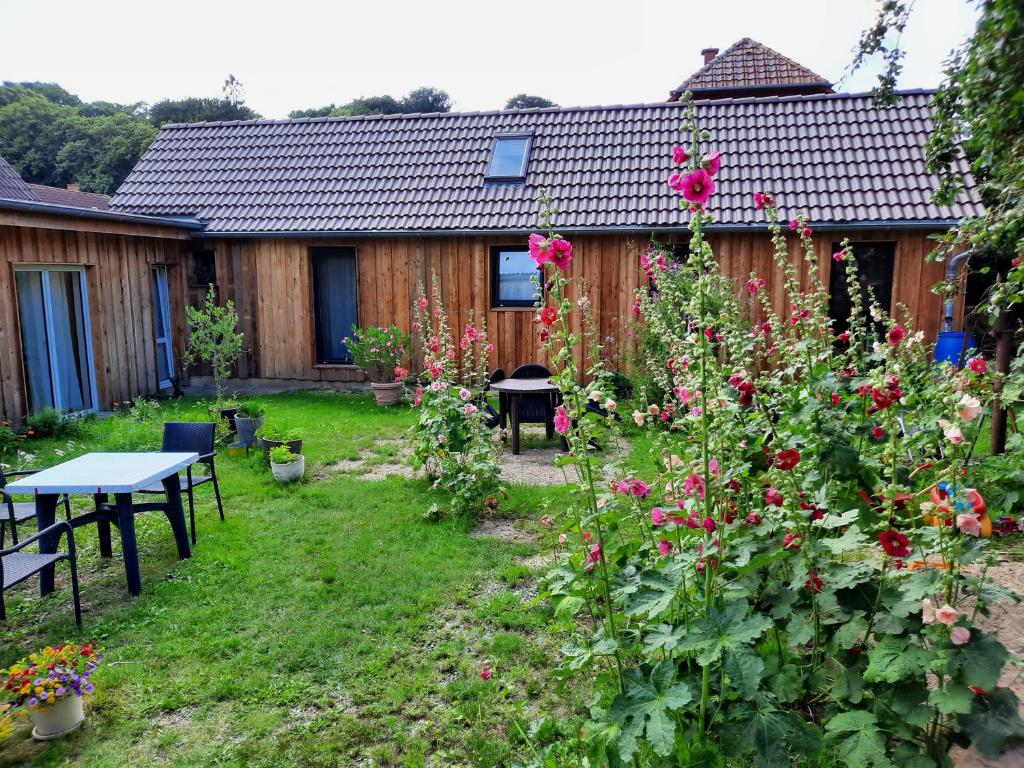 un giardino di fronte a una casa con fiori di Apartments Sonne am Sund a Stralsund