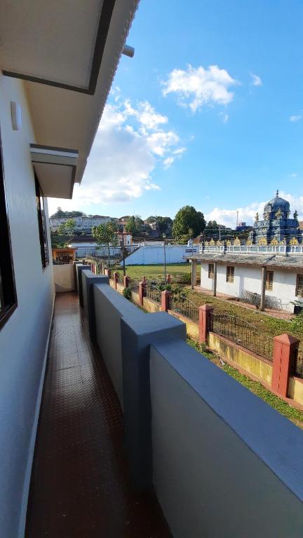 balcone di un edificio con vista sull'acqua di Varam Homestay a Madikeri