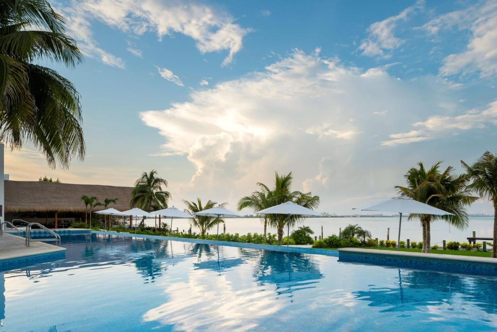 A piscina localizada em Real Inn Cancún ou nos arredores