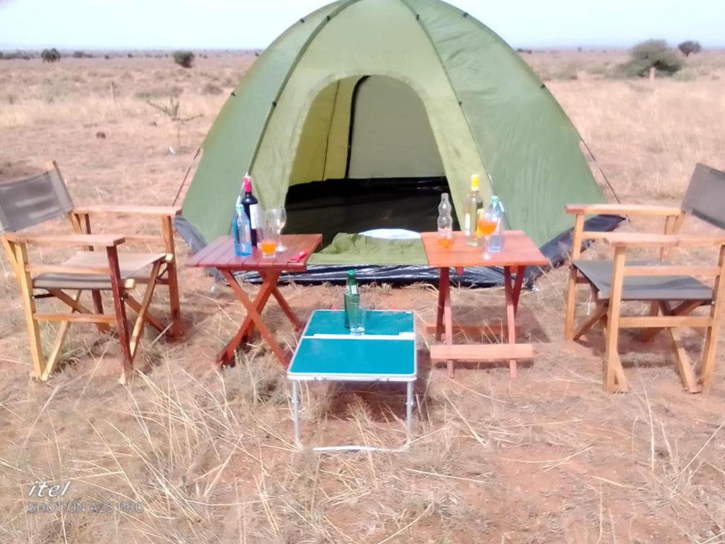 namiot z krzesłami i stołami przed nim w obiekcie Amanya Double Pitch Tent with Mt Kilimanjaro View w mieście Amboseli