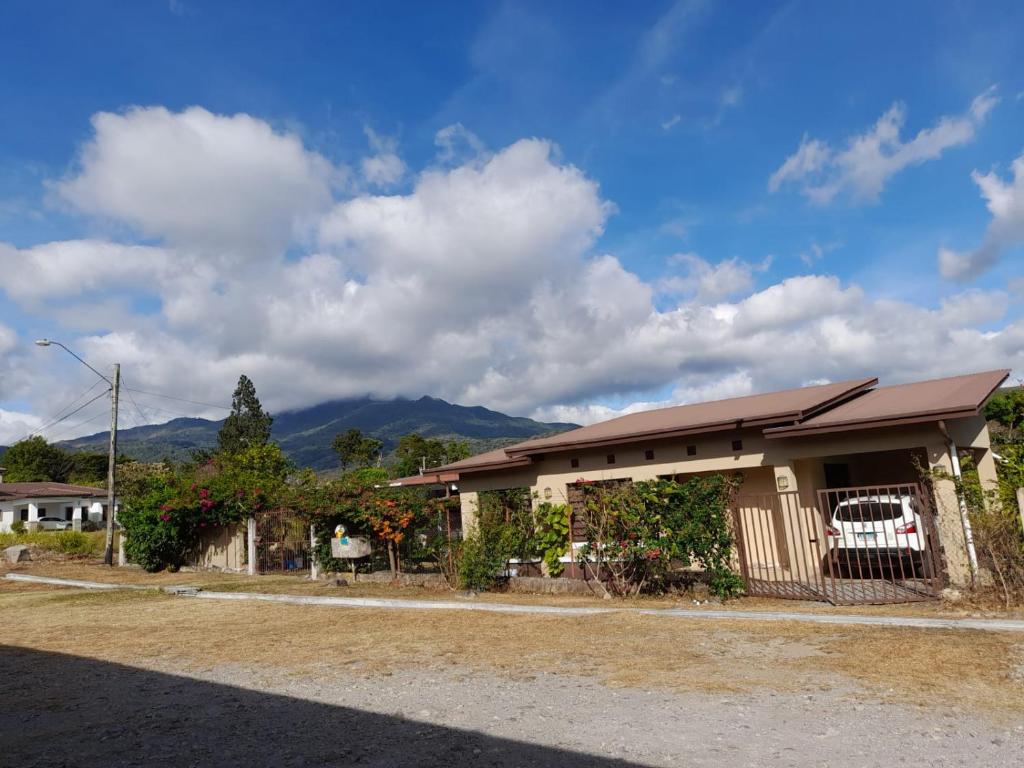 O vedere generală la munți sau o vedere la munte luată de la acest chalet