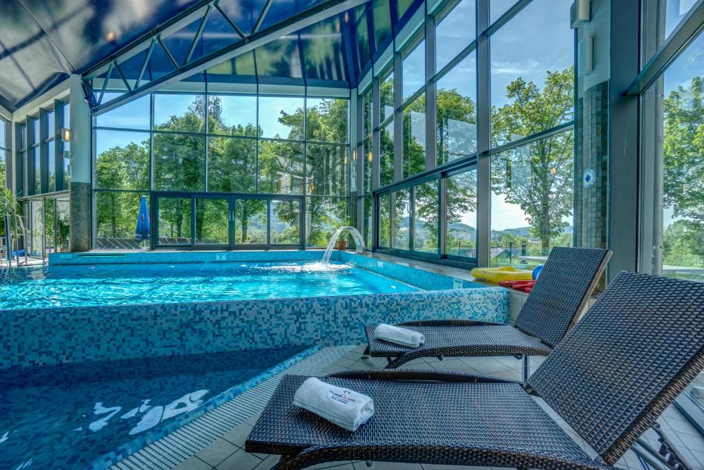 Бассейн в Spa & Wellness Hotel Diament Ustroń или поблизости