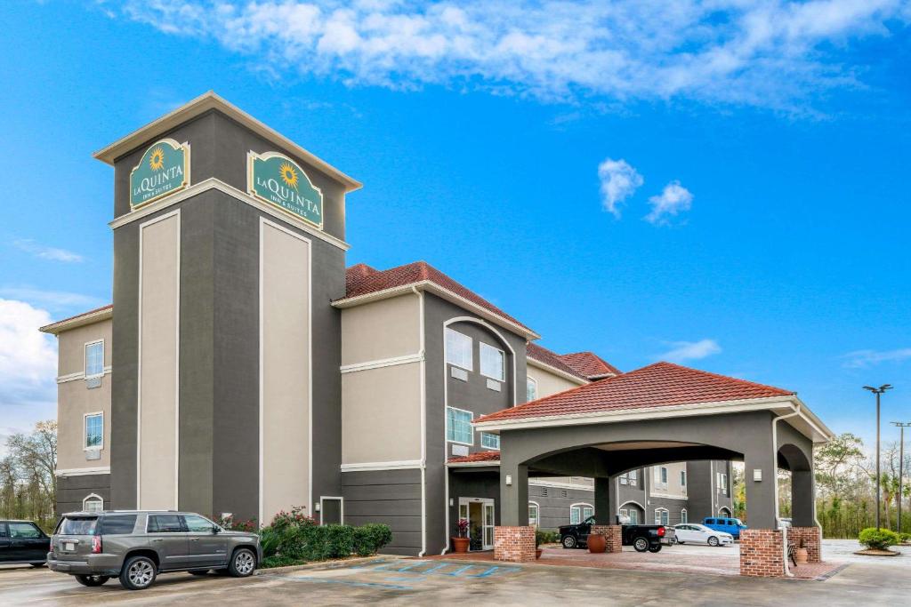 BroussardにあるLa Quinta Inn & Suites by Wyndham Broussard - Lafayette Areaの駐車場付きホテル