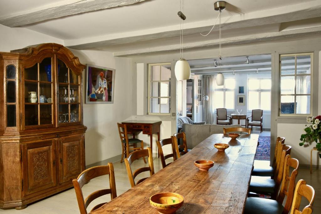 リューネブルクにあるAltstadt Apartmentsのダイニングルーム(木製テーブル、椅子付)