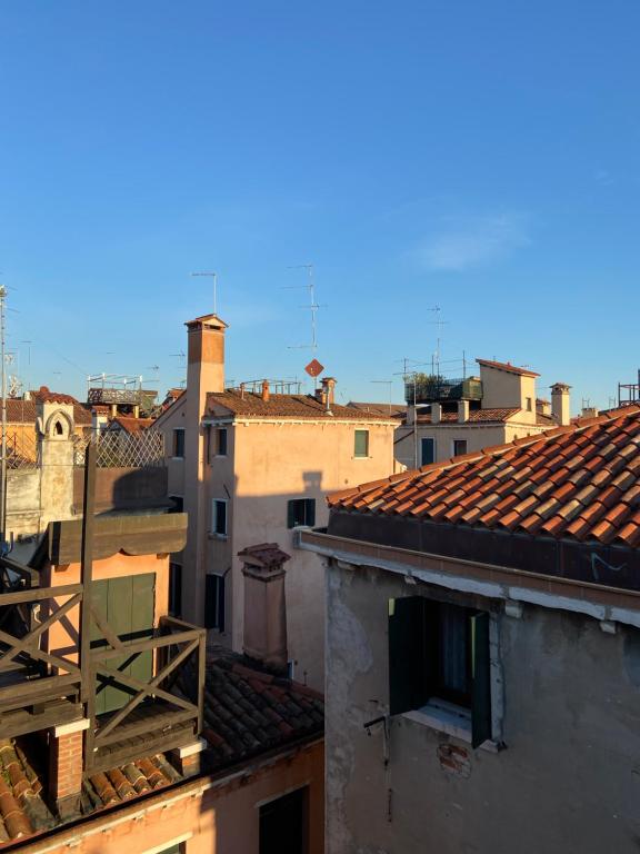 uma vista dos telhados de edifícios de uma cidade em Alloggi Ai Tessitori em Veneza