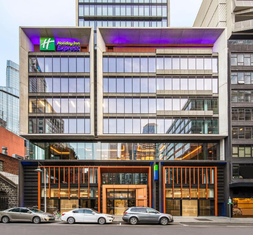 een gebouw waar auto's voor geparkeerd staan bij Holiday Inn Express Melbourne Little Collins, an IHG Hotel in Melbourne