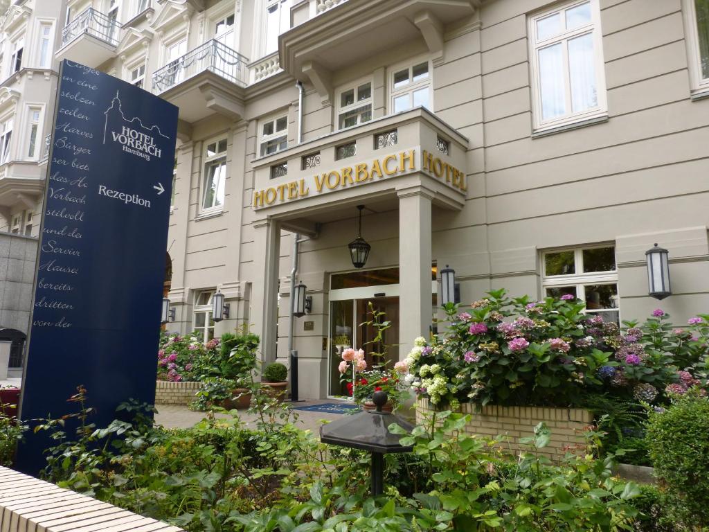 un hotel con un cartello di fronte di Hotel Vorbach ad Amburgo