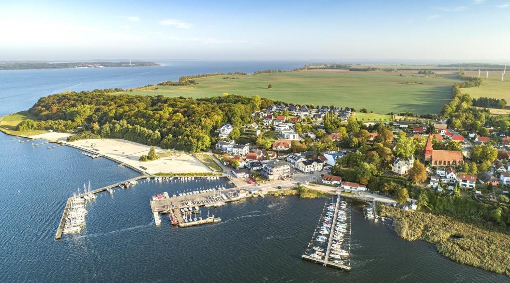 uma vista aérea de uma pequena ilha na água em Ostsee Sonnengarten em Altefähr