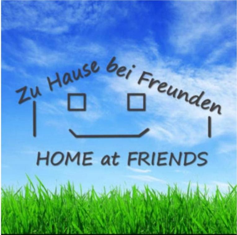 HOME at FRIENDS - City - Zu Hause bei Freunden في دورتموند: علامة تقول zah habe befamilar home at friends