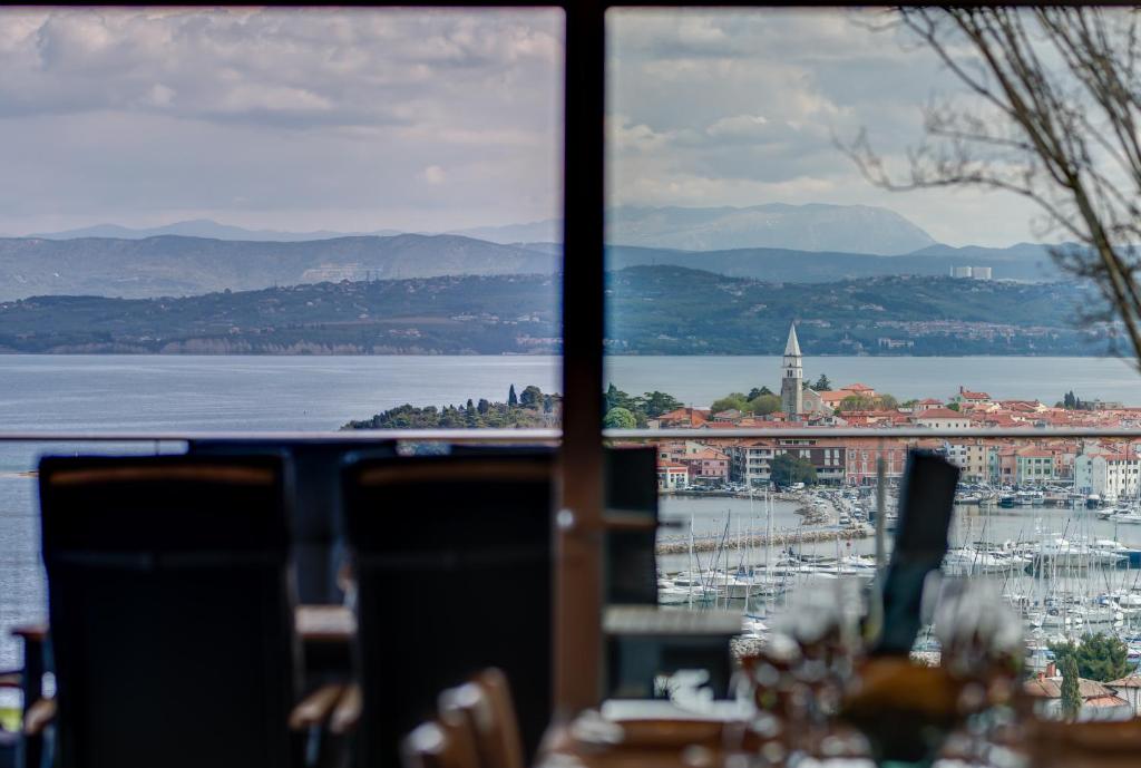 - Vistas al puerto deportivo desde una mesa con sillas en Apartma Bellavista, en Izola