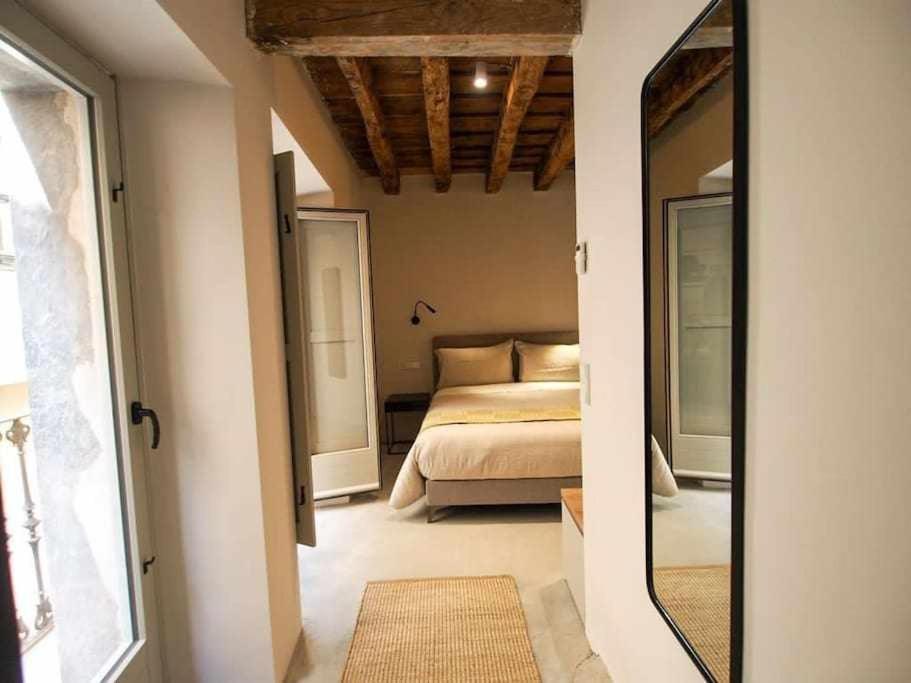 una camera con letto e specchio di Velo Vern 1 Beautiful new apartment 2 bed ensuite a Girona