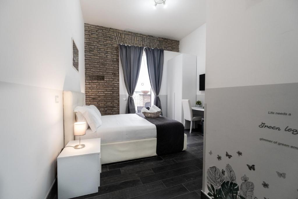 Giường trong phòng chung tại Arch Rome Suites