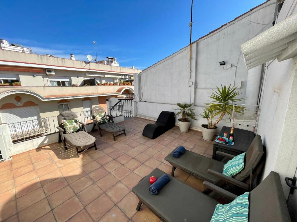 un patio avec des canapés et des chaises dans un bâtiment dans l'établissement Sea Dreams with Amazing Terrace, à Sitges