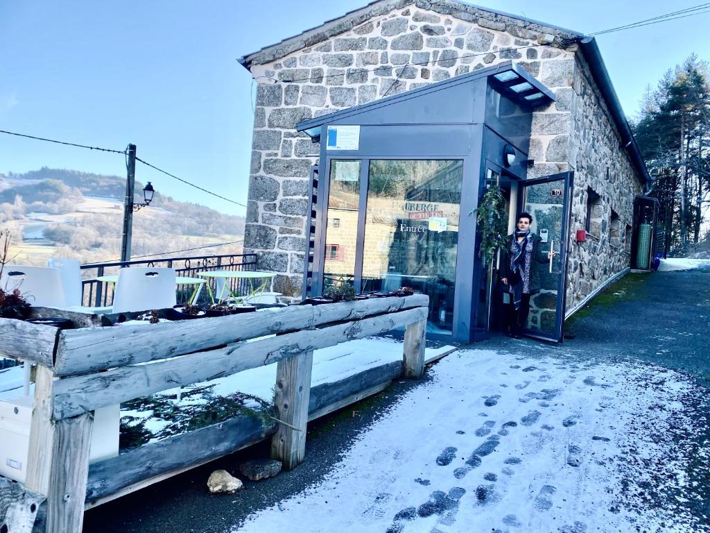 Un homme est debout dans une cabine téléphonique dans l'établissement Auberge de Thelis, à Thélis-la-Combe