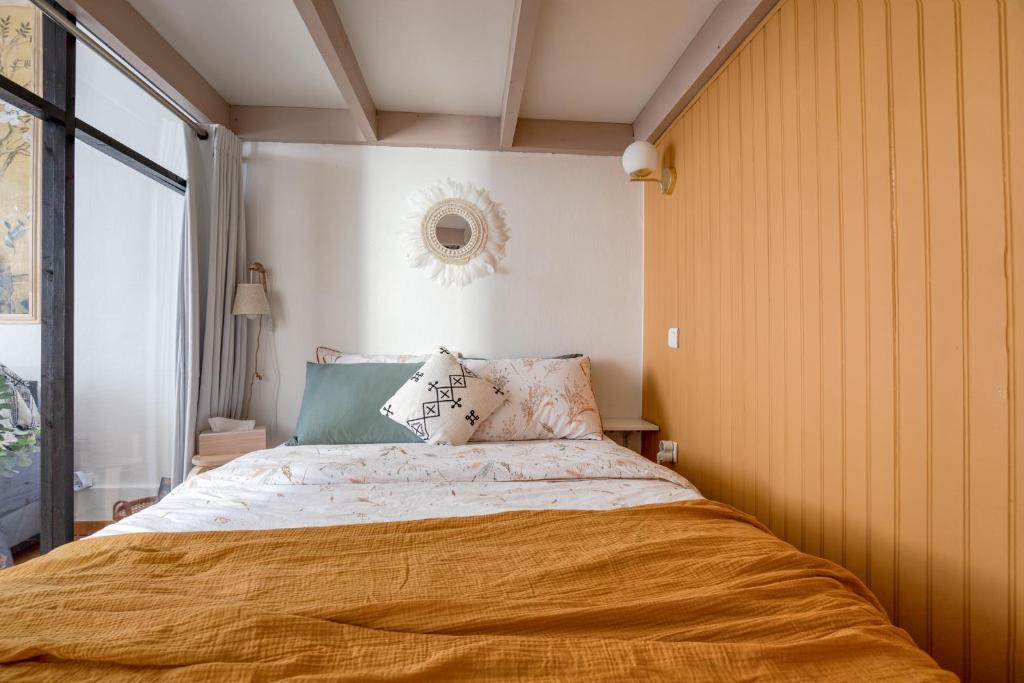 um quarto com uma cama e uma janela em Appartement 1er étage piéton Place de la Pierre em Valence