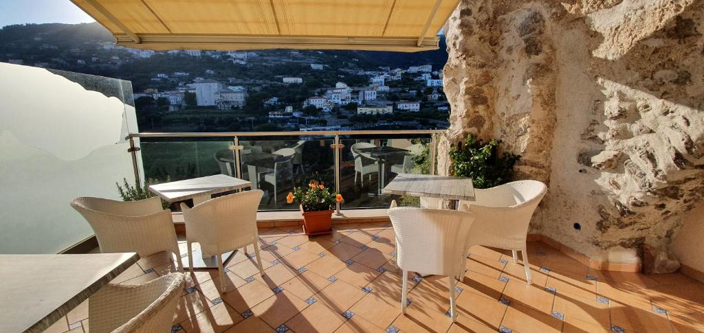 a balcony with a table and chairs and a view at Le Perle d'Italia in Ravello