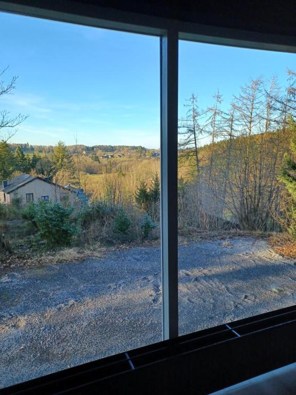 einen Blick aus dem Fenster eines Gartens in der Unterkunft A L OREE DU BOIS in Ferrières