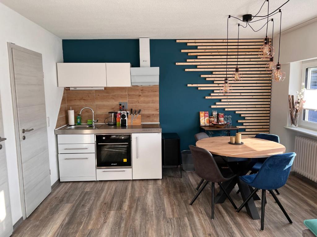 Dapur atau dapur kecil di Wohnung INGRID stylisch und zentral in VS mit Parkplatz