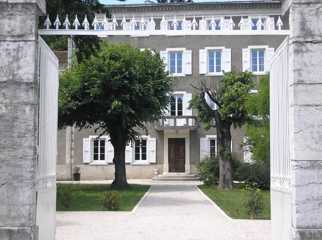 une arche menant à une grande maison arborée dans l'établissement La Saudade, à Saint-Péray