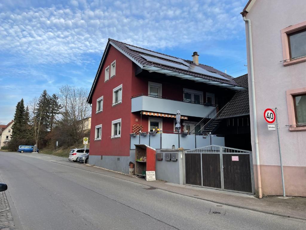 un edificio rosso sul lato di una strada di Ferienwohnung Niederrotweil a Niederrotweil