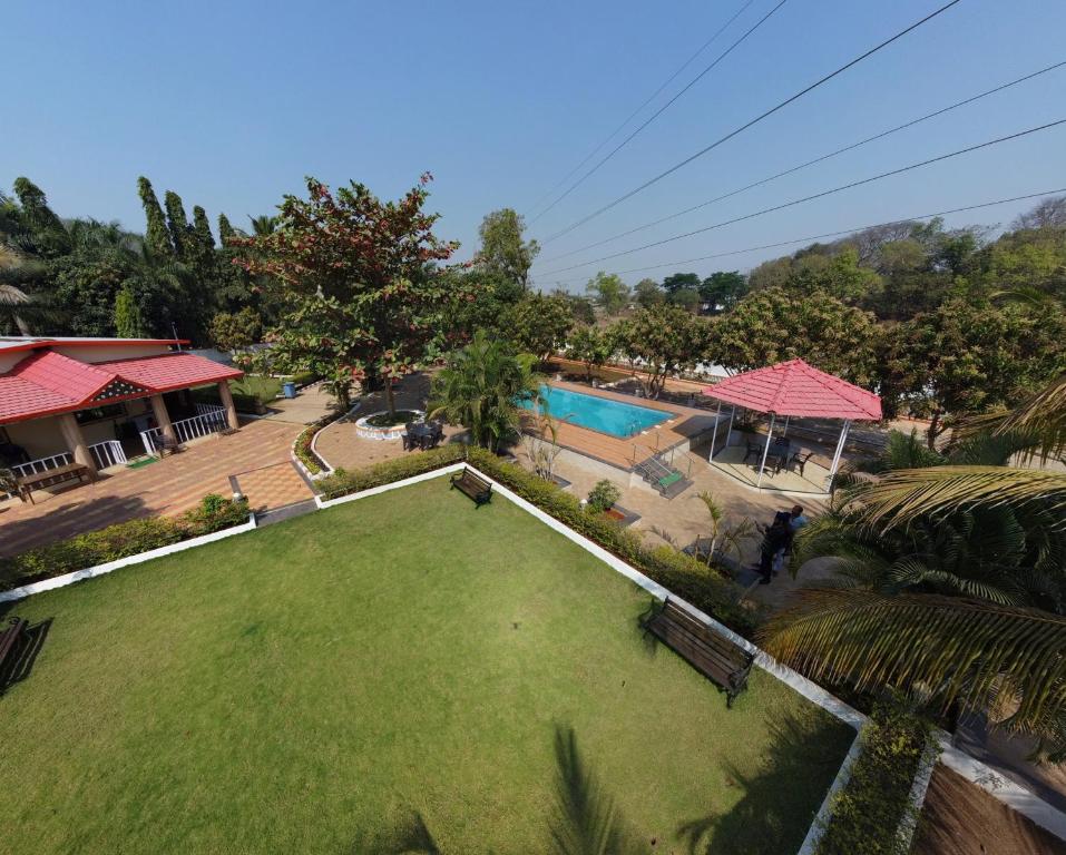 Swimming pool sa o malapit sa Karjat retreat 4bhk pvt farmhouse