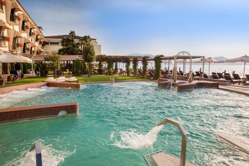 uma piscina com escorrega num hotel em Grand Hotel Terme Sirmione em Sirmione