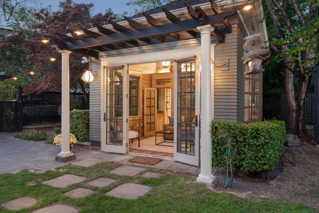 uma pérgola numa casa com um pátio em The Carriage House em Seattle