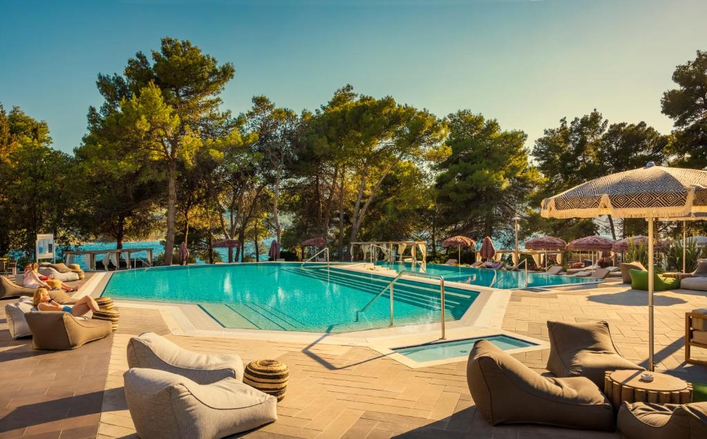 Piscina a PLACES Hvar Hotel by Valamar o a prop