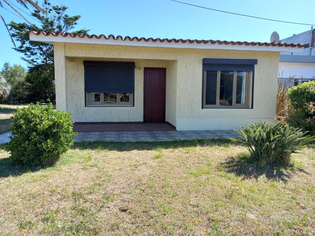 une maison avec une porte et une cour dans l'établissement Chalecito hermoso, à La Paloma