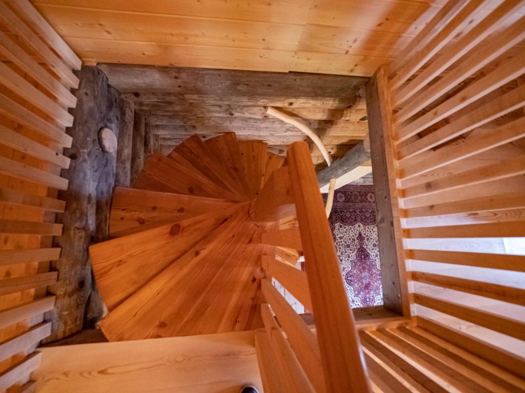 einen Innenblick auf ein Holzzimmer in einem Blockhaus in der Unterkunft Chalet Sejalec in Lesce