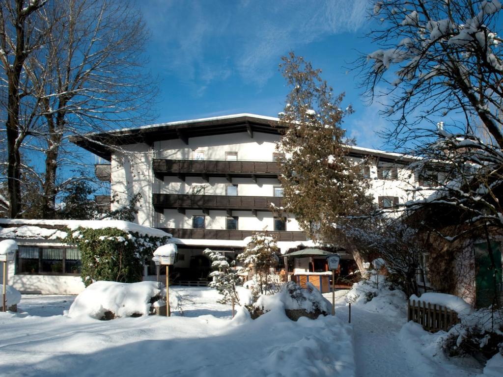 un edificio con nieve delante en Hotel Linde, en Wörgl