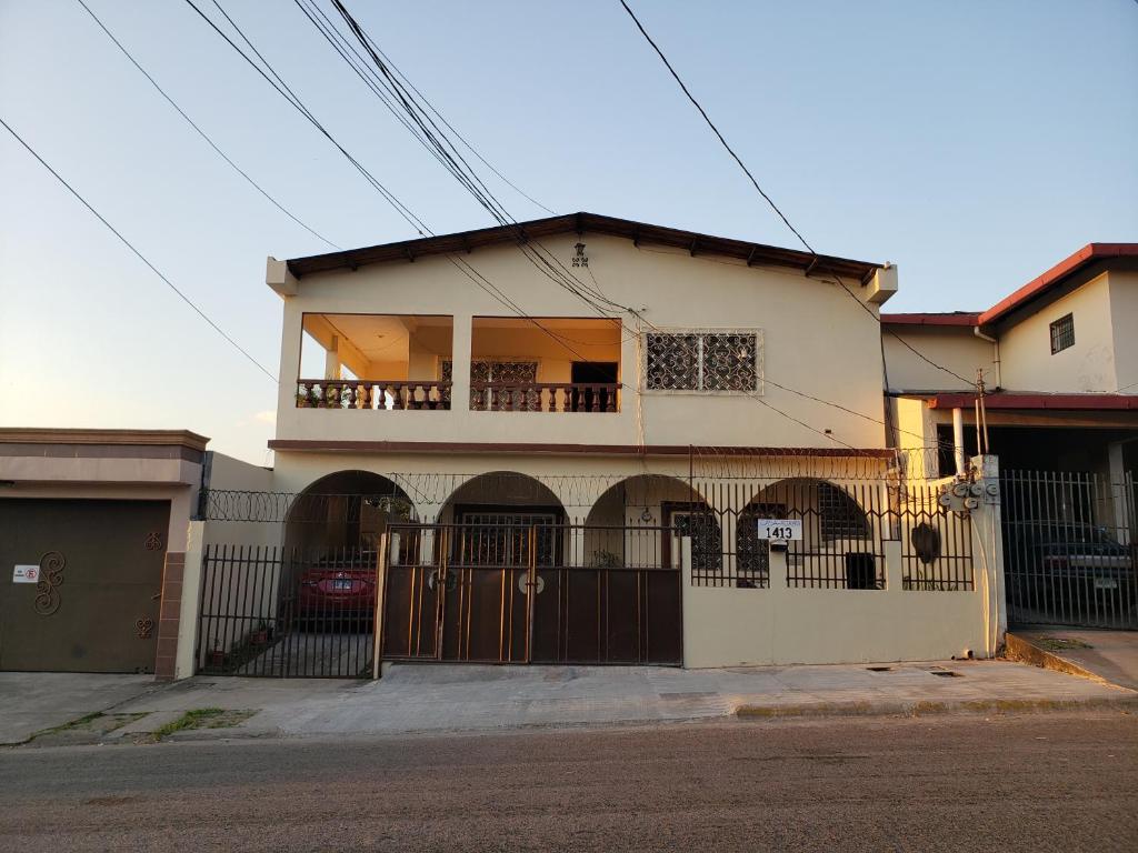 dom z balkonem na boku w obiekcie Casa Altamira w mieście San Pedro Sula