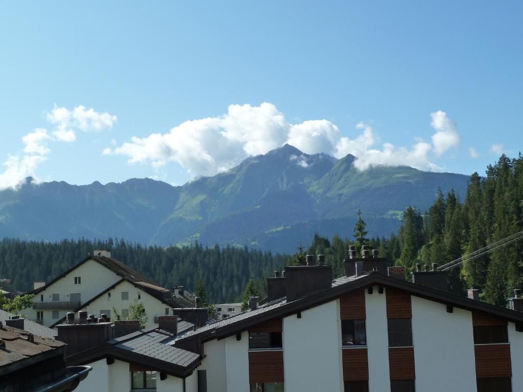 - une vue sur les montagnes depuis une ville avec des maisons dans l'établissement Ferienwohnung Murschetg, à Laax