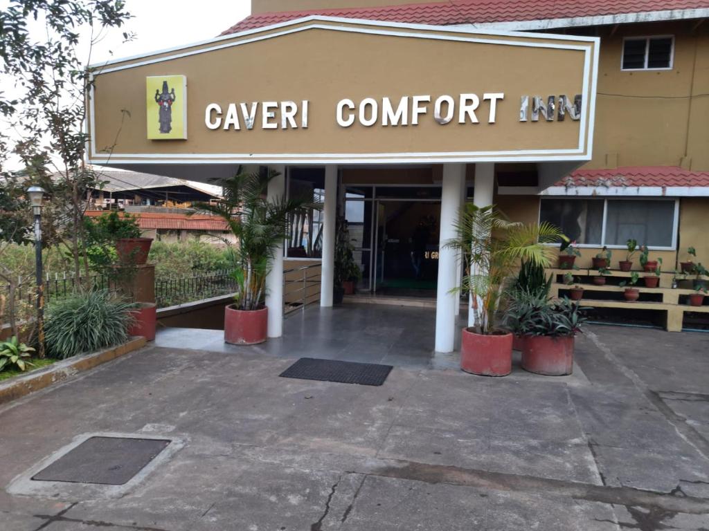 - un restaurant avec un panneau indiquant une auberge confortable de viande à la découpe dans l'établissement HOTEL CAVERI COMFORT INN, à Madikeri