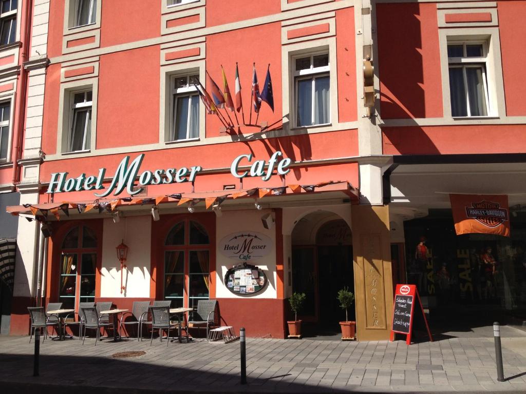 um edifício com um monstruoso café de hotel numa rua em Altstadt Hotel Mosser em Villach