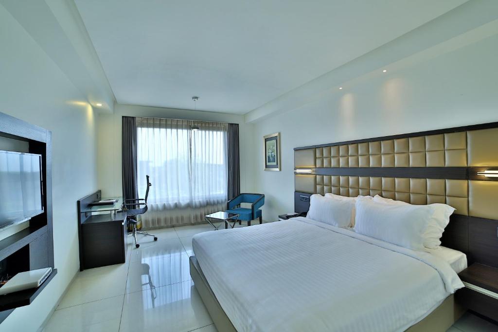 Tempat tidur dalam kamar di HOTEL G EXPRESS Formerly Known as TGB Express