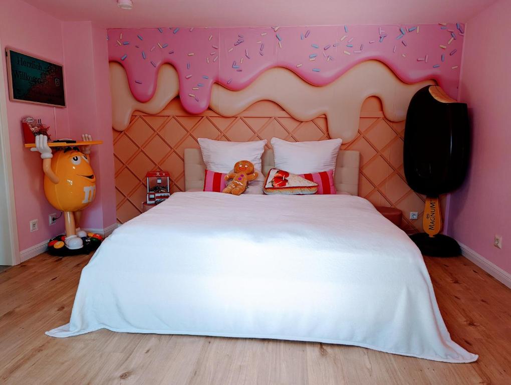 una camera rosa con letto bianco di Candypartment Sweets 'n Sleep a Gelsenkirchen