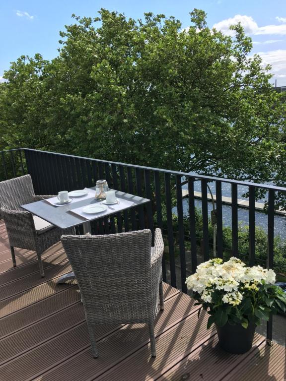 Un balcon sau o terasă la Ferienwohnung Kiel - Kanalblick